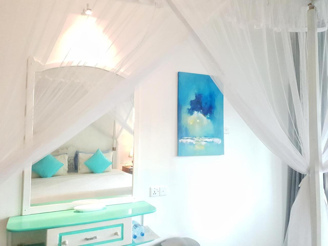 Neela'S Beach Inn Хиккадува Экстерьер фото